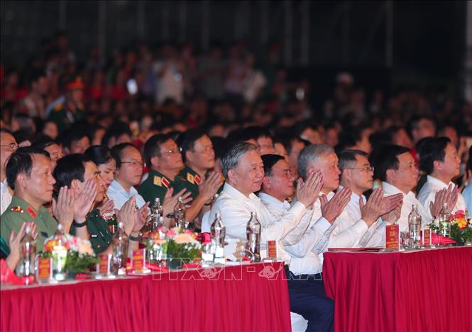 Tổng Bí thư Tô Lâm cùng nhiều đồng chí lãnh đạo, nguyên lãnh đạo Đảng, Nhà nước dự Chương trình tại điểm cầu Quảng trường Ba Đình (Hà Nội). Ảnh: Trọng Đức/TTXVN