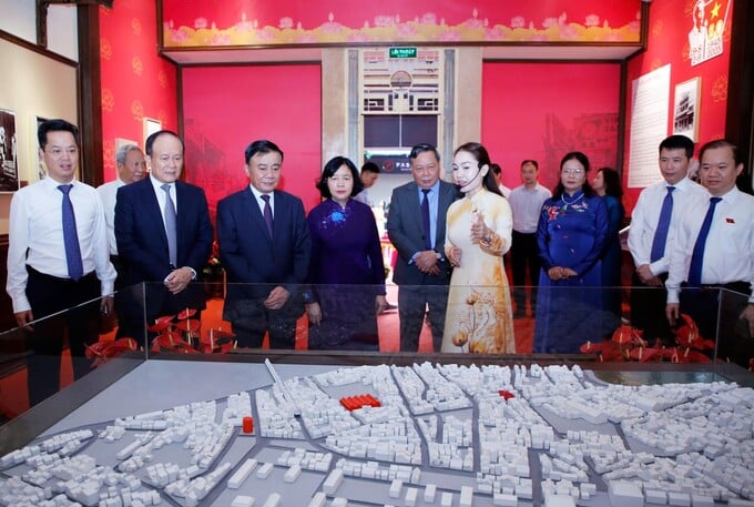 Các đại biểu tham quan sa bàn mô phỏng tại di tích. (Ảnh: Viết Thành)