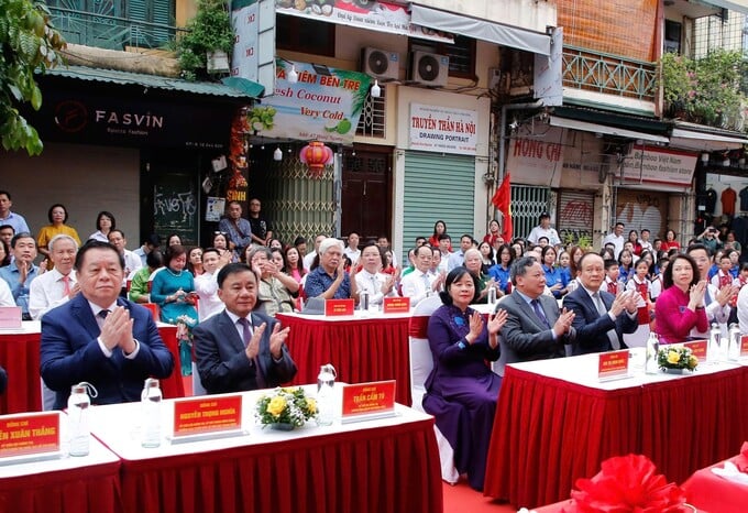 Các đại biểu dự Lễ gắn biển công trình và trưng bày triển lãm tại di tích lịch sử 48 Hàng Ngang. (Ảnh: Viết Thành)