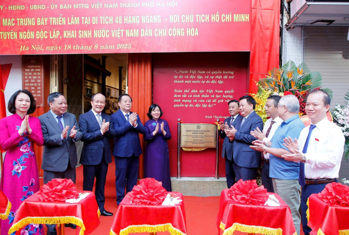 Các đồng chí lãnh đạo Trung ương và thành phố Hà Nội tại di tích lịch sử 48 Hàng Ngang. (Ảnh: Viết Thành)