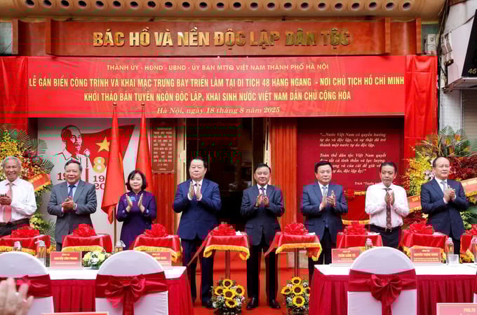 Các đồng chí lãnh đạo Trung ương và thành phố Hà Nội thực hiện nghi thức cắt băng khai mạc trưng bày triển lãm tại di tích lưu niệm 48 Hàng Ngang. (Ảnh: Viết Thành)