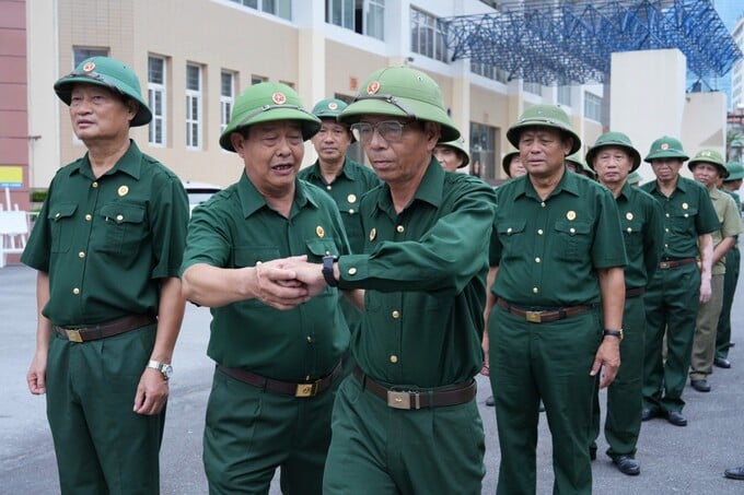 Các cựu chiến binh động viên, hướng dẫn nhau động tác điều lệnh thể hiện tinh thần đồng đội gắn bó.