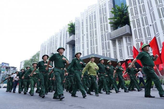 Mỗi bước chân, mỗi động tác đều dứt khoát, mạnh mẽ, thể hiện ý chí 