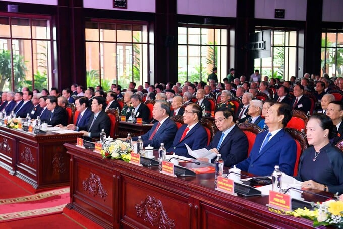 Tổng Bí thư Tô Lâm và các đại biểu tham gia chương trình gặp mặt. Ảnh: VIẾT CHUNG