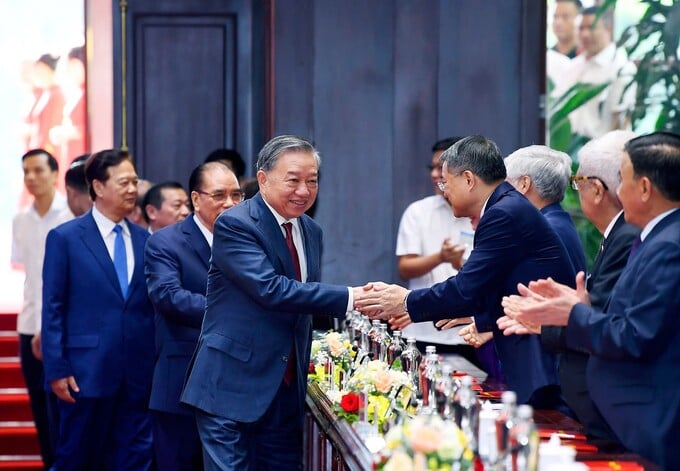Tổng Bí thư Tô Lâm và các đại biểu đến tham dự chương trình gặp mặt. Ảnh: VIẾT CHUNG