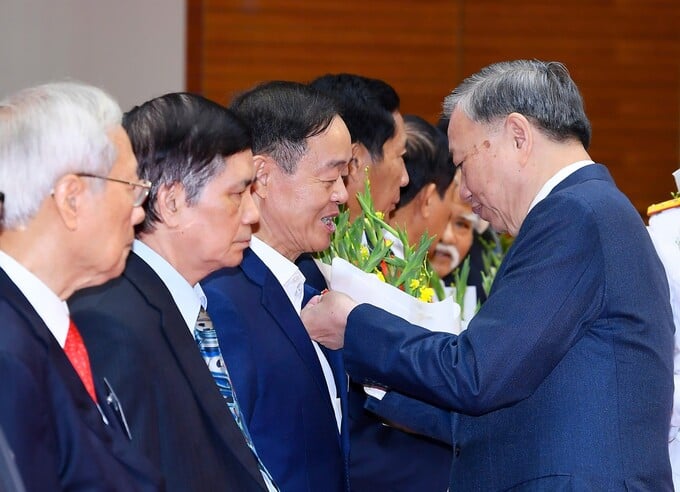 Tổng Bí thư Tô Lâm trao tặng Huy hiệu Đảng đến các đồng chí lão thành cách mạng, nguyên lãnh đạo cao cấp của Đảng, Nhà nước tại chương trình. Ảnh: VIẾT CHUNG