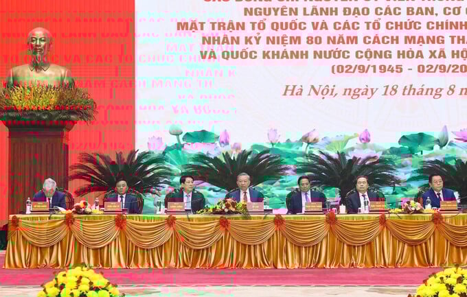 Tổng Bí thư Tô Lâm và các đồng chí lãnh đạo Đảng, Nhà nước chủ trì cuộc gặp mặt. Ảnh: VIẾT CHUNG