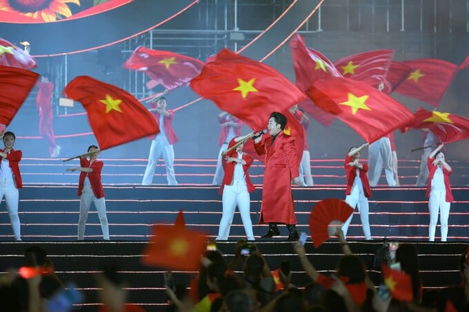 Ca sĩ Tùng Dương.