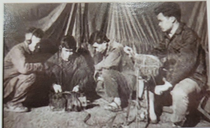 Sử dụng thiết bị vô tuyến điện khống chế gián điệp, biệt kích trong chuyên án PY27 (năm 1961). Ảnh tư liệu