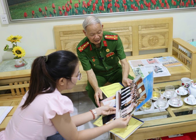 Thượng tá Cầm Tuân (trinh sát công an khu Tây Bắc (1963-1969), người trực tiếp tham gia nhiều chuyên án thuộc cụm PY27, trò chuyện cùng phóng viên Báo SSGP. Ảnh: QUANG PHÚC
