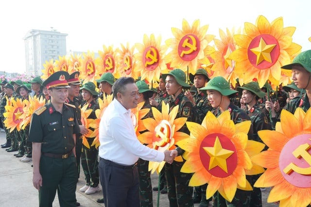 Chủ tịch UBND TP Hà Nội Trần Sỹ Thanh thăm, tặng quà, động viên các lực lượng tham gia tập luyện chuẩn bị cho Lễ kỷ niệm diễu binh, diễu hành dịp 2/9. Ảnh:VGP/Minh Anh