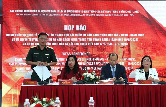 Thiếu tướng Tống Văn Thanh, Phó Cục trưởng Cục Tuyên huấn, Tổng cục Chính trị Quân đội nhân dân Việt Nam thông tin tại buổi họp báo. Ảnh: VGP/Gia Huy