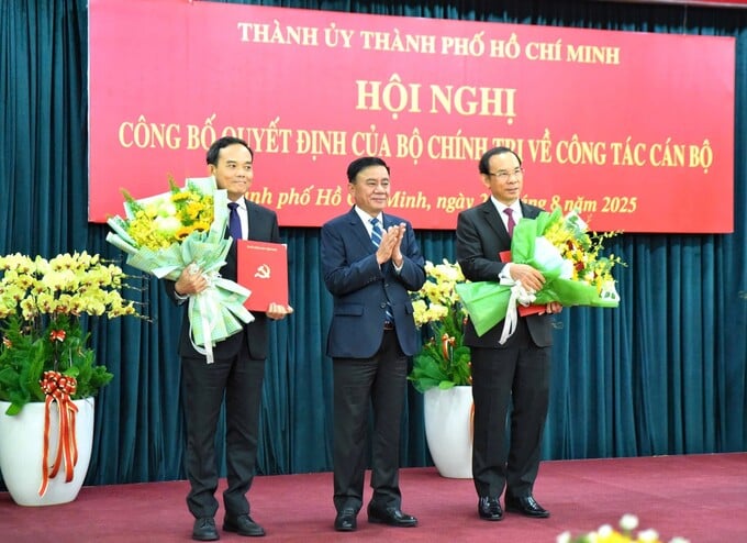 Đồng chí Trần Cẩm Tú trao quyết định và tặng hoa chúc mừng đồng chí Nguyễn Văn Nên và đồng chí Trần Lưu Quang.