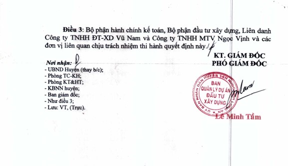 Phó Giám đốc Ban QLDA Tân Hưng - ông Lê Minh Tầm đã ký Quyết định phê duyệt liên danh Công ty TNHH ĐT - XD Vũ Nam và Công ty TNHH MTV Ngọc Vịnh trúng thầu với giá 6.600.000.000 đồng. Nguồn: MSC
