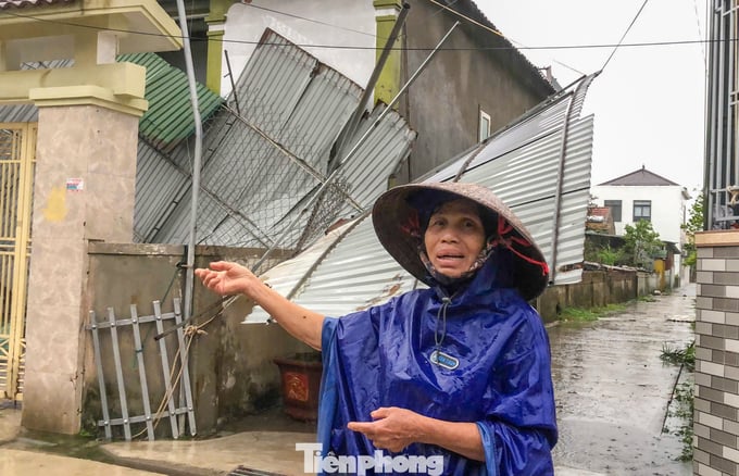 Bà Nguyễn Thị Toản (SN 1965, xã Cổ Đạm) bật khóc khi căn nhà bị gió cuốn bay mái ngói, đồ đạc ướt nước, hư hỏng.