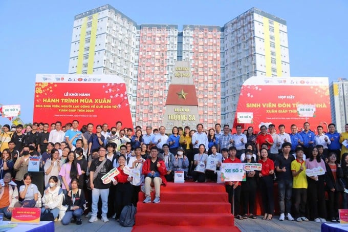 Ban cán sự Đoàn ĐHQG TPHCM tổ chức chương trình Hành trình Chuyến xe mùa xuân đưa đón sinh viên, giảng viên, VC-NLĐ ĐHQG TPHCM về quê đón tết cổ truyền - Ảnh: THANH HÙNG
