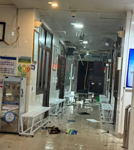Bệnh viện Sản Nhi Nghệ An bị thiệt hại nặng sau bão. Ảnh: Ngọc Anh