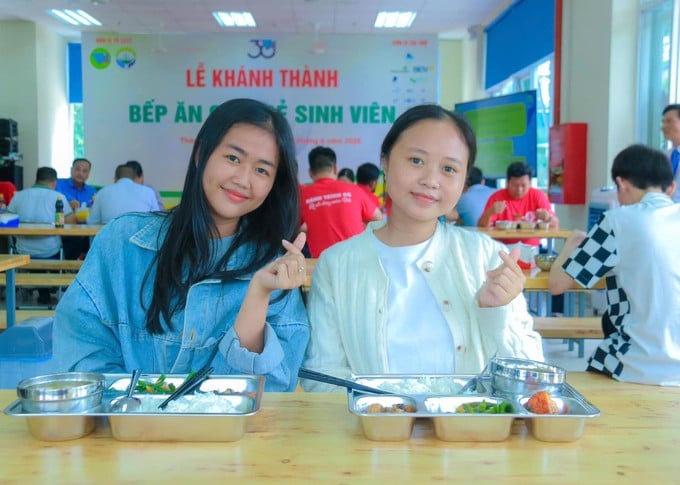 Sinh viên nội trú KTX trải nghiệm suất ăn tại Bếp ăn chia sẻ sinh viên. Ảnh: THANH HÙNG