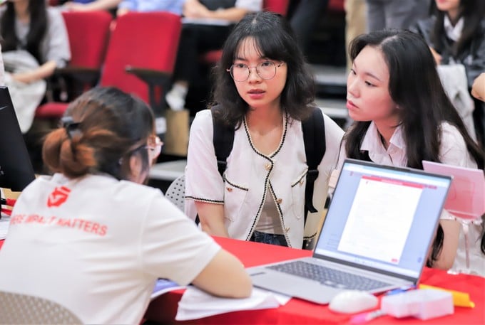 Thí sinh làm thủ tục nhập học tại Trường ĐH Văn Lang ngày 25-8