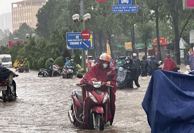 Cơn mưa lớn suốt đêm 25/8 và ngày 26/8 đã làm ngập lụt cục bộ nhiều điểm tại TP Hà Nội - Ảnh: VGP/Đỗ Hương