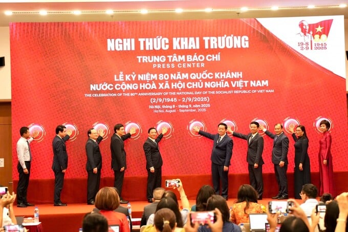 Các đại biểu thực hiện nghi thức khai trương Trung tâm báo chí.