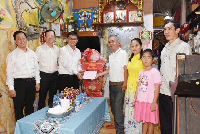 Lãnh đạo UBND TP.HCM thăm và tặng quà gia đình chính sách trên địa bàn Thành phố. (Ảnh: NLĐ).