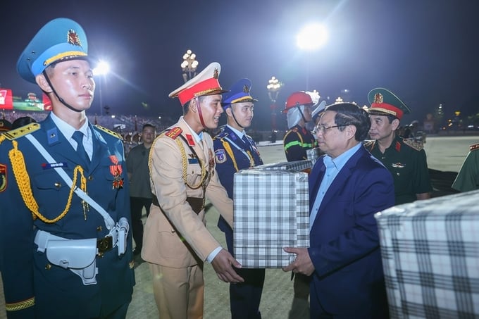 Thủ tướng Phạm Minh Chính tặng quà các lực lượng tham gia buổi sơ duyệt - Ảnh: VGP/Nhật Bắc