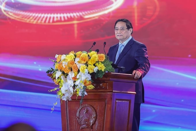 Thủ tướng nêu rõ, Triển lãm là sự kiện đặc biệt quan trọng, không chỉ tôn vinh chặng đường lịch sử vẻ vang, mà còn lan tỏa lòng yêu nước, niềm tự hào dân tộc, khát vọng vươn mình, khẳng định tiềm lực và vị thế Việt Nam trên con đường đổi mới, hội nhập và phát triển bền vững - Ảnh: VGP/Nhật Bắc