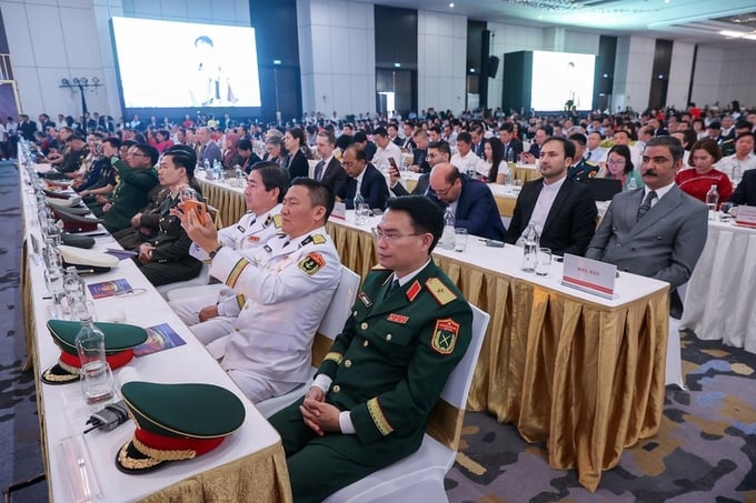 Các đại biểu dự khai mạc Triển lãm