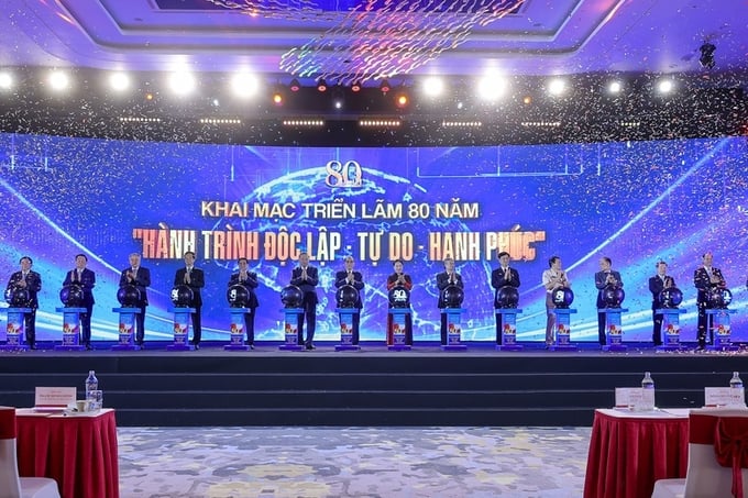 Các đồng chí lãnh đạo, nguyên lãnh đạo Đảng, Nhà nước thực hiện nghi thức khai mạc Triển lãm