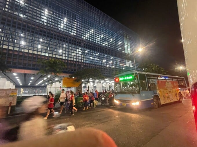 Xe buýt vận hành nhịp nhàng giúp người dân di chuyển về nhà an toàn sau sự kiện sơ duyệt A80.