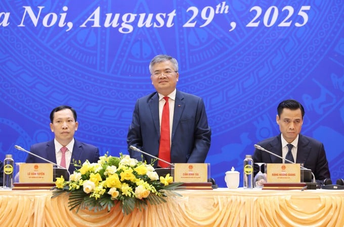 Phó Chủ nhiệm Văn phòng Chủ tịch nước, Trợ lý Chủ tịch nước Cấn Đình Tài chủ trì họp báo. Ảnh: QUANG PHÚC