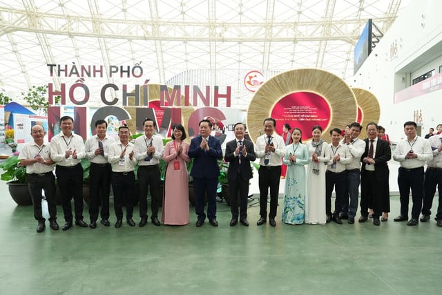 Ủy viên Bộ Chính trị, Bí thư Trung ương Đảng, Trưởng Ban Tuyên giáo và Dân vận Trung ương Nguyễn Trọng Nghĩa tham quan gian trưng bày của TP Hồ Chí Minh tại triễn lãm