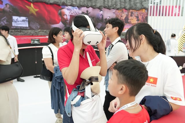Người dân tham gia trải nghiệm tại không gian TP Hồ Chí Minh tại triển lãm.