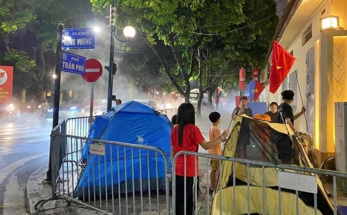 Dù trời mưa nhưng nhiều người đã dựng lều tại khu vực đường Trần Phú - Hùng Vương để giữ chỗ đẹp cho buổi sơ duyệt A80 diễn ra vào tối 27/8. (Ảnh: MXH)