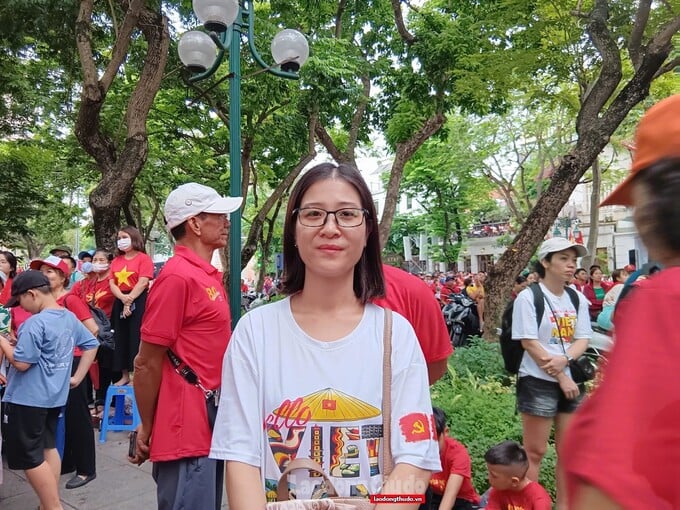 Chị Trần Thị Tuyền (Hải Phòng) phấn khởi, tự hào khi đến Hà Nội xem, chứng kiến hình ảnh về Đại lễ A80.
