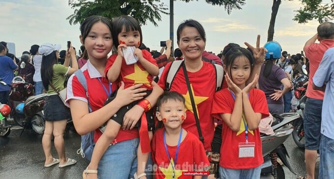 Chị Đặng Thị Ngát (thứ 2 từ phải qua), ở Chương Mỹ (Hà Nội) và gia đình rất hài lòng khi thưởng thức ẩm thực ở trung tâm Thủ đô dịp Đại lễ A80.