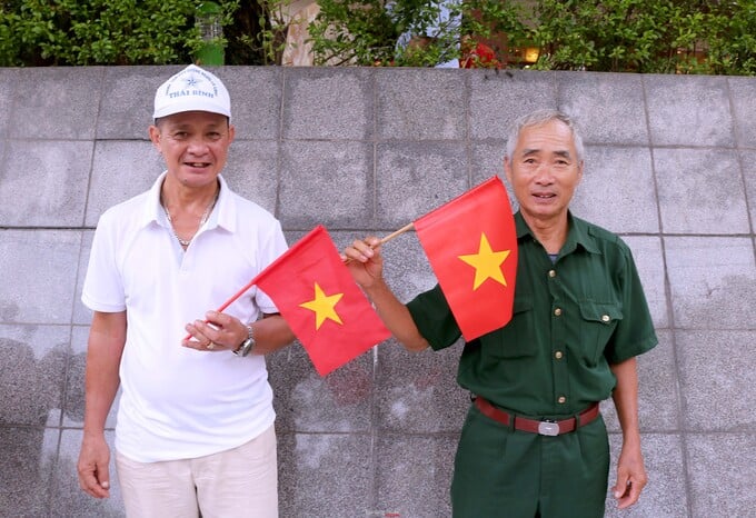 Cựu chiến binh Đoàn Văn Dểnh (bên phải) và bạn đồng hành là ông ông Hoàng Văn Chất không quản ngại đường xa tới Hà Nội xem tổng duyệt diễu binh, diễu hành.