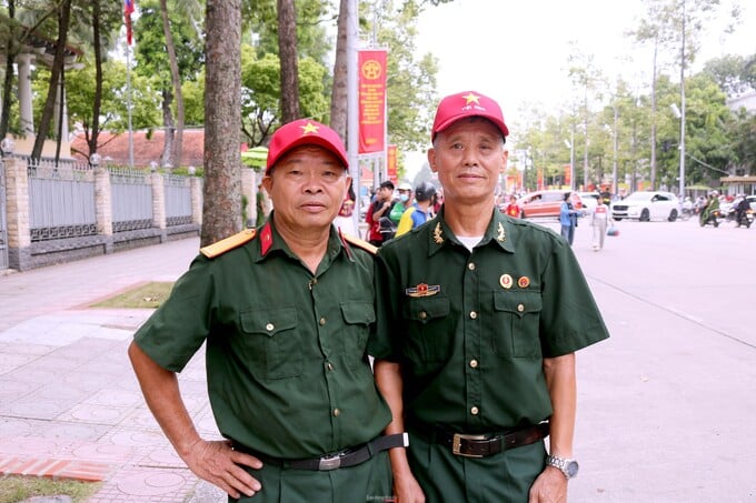 Cựu chiến binh Nguyễn Văn Kỳ (trái) và Hoàng Văn Tiến tới thăm Phủ Chủ tịch, Nhà sàn Bác Hồ và quảng trường Ba Đình trước khi xếp hàng xem tổng duyệt diễu binh, diễu hành.