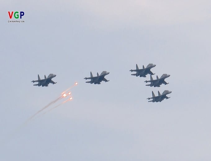 Đội hình máy bay tiêm kích đa năng siêu âm hiện đại Su-30MK2 - Ảnh: VGP