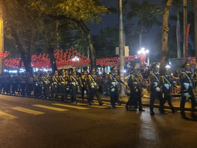 Ngay sau đó là các khối diễu binh, diễu hành cũng vào điểm tập kết