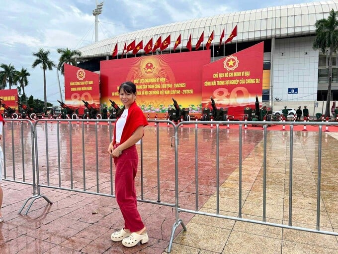 Chị Nguyễn Thị Bích Ngọc (Trần Duy Hưng, Hà Nội) tranh thủ check-in cùng dàn pháo lễ.