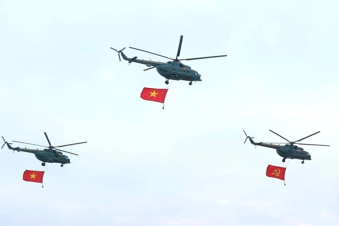 Biên đội trực thăng Mi-171, Mi-17, Mi-8, mang cờ Đảng, cờ Tổ quốc - Ảnh: VGP
