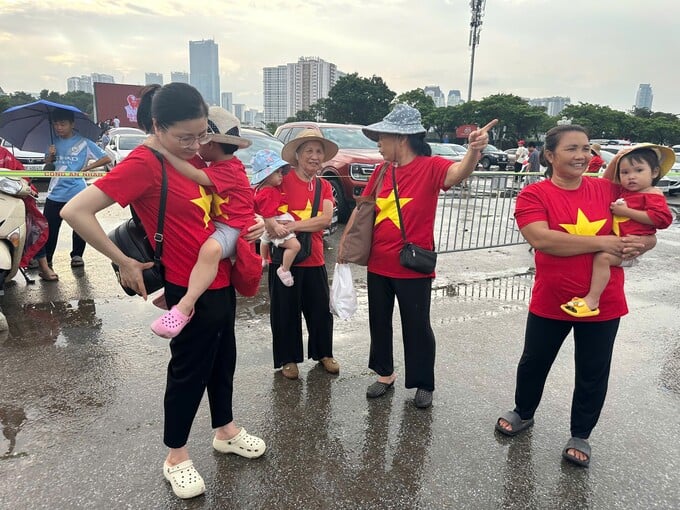 Bà Đặng Thị Lan (xã Hòa Phú, Hà Nội) cùng nhóm bạn bè và người dân xem bắn pháo lễ ở Sân vận động Mỹ Đình.