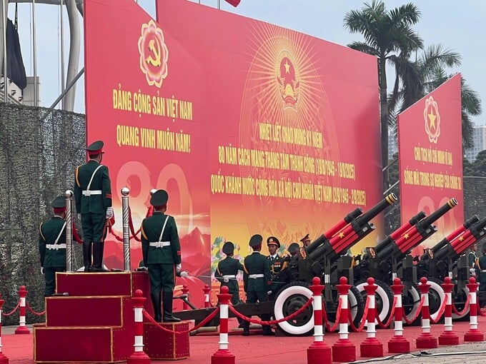Đội pháo lễ chuẩn bị nghi thức bắn pháo.