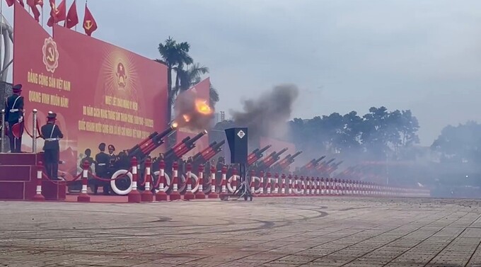 Khoảnh khắc pháo nổ.