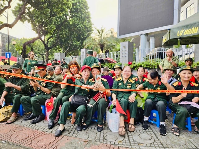 Khu vực ưu tiên được phường Ba Đình bố trí ghê ngồi trên đường Hùng Vương. Ảnh: VGP/Minh Anh