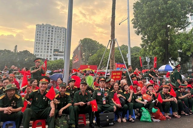 Khoảng 8.000 ghế ngồi ưu tiên sẽ được phường Ba Đình bố trí trên vỉa hè phố Trần Phú, Hùng Vương cho các cựu chiến binh - Ảnh: VGP/Minh Anh