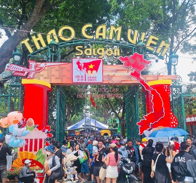 Đông nghẹt khách đổ về vui chơi, tham quan Thảo cầm viên Sài Gòn