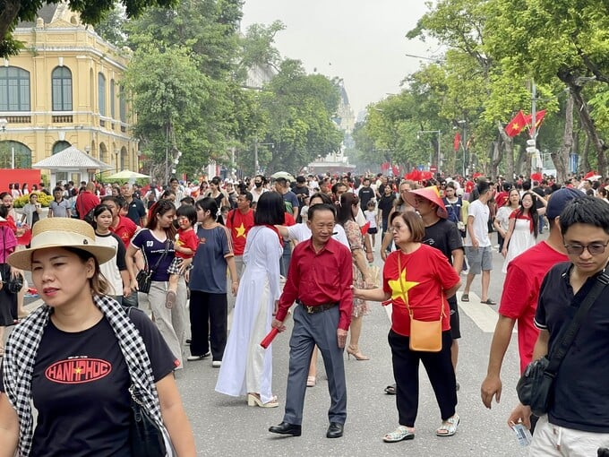 Hàng nghìn người dân đổ về trung tâm Hà Nội, háo hức chờ đón lễ diễu binh.